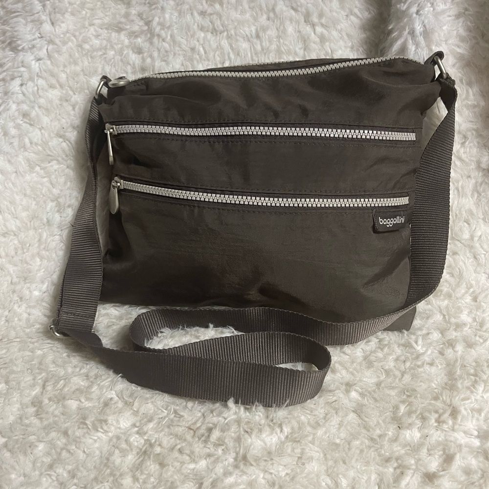 Baggallini Nylon Brown small crossbody bag silver tone hardwares.